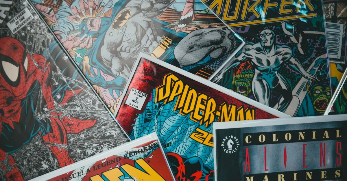 Un assortiment vibrant de bandes dessinées emblématiques de super-héros dans une disposition dynamique en vue de dessus.