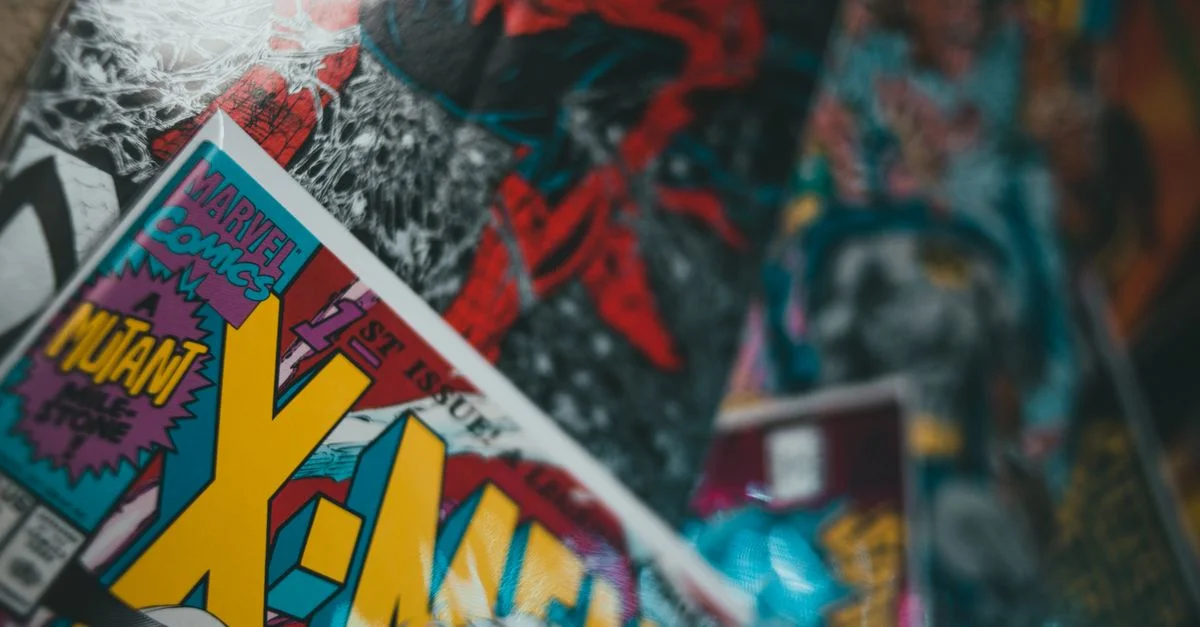 Gros plan sur des bandes dessinées vibrantes incluant X-Men et Spider-Man.