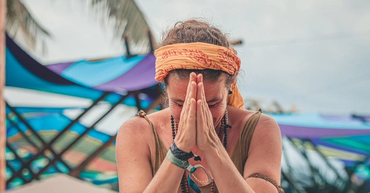 Une femme en méditation lors d'une retraite en plein air, montrant la paix spirituelle et la pleine conscience.